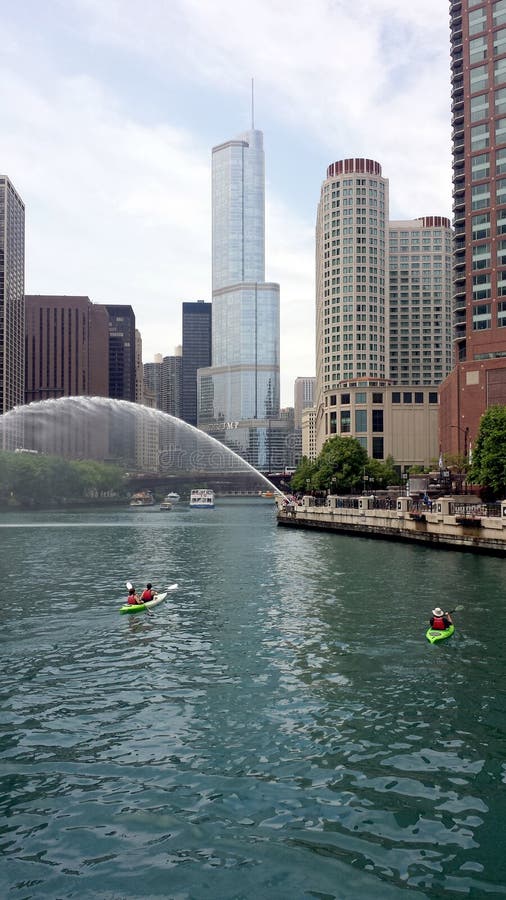 De rivier van Chicago met kajaks stock afbeelding De rivier van Chicago met kajaks stock afbeelding