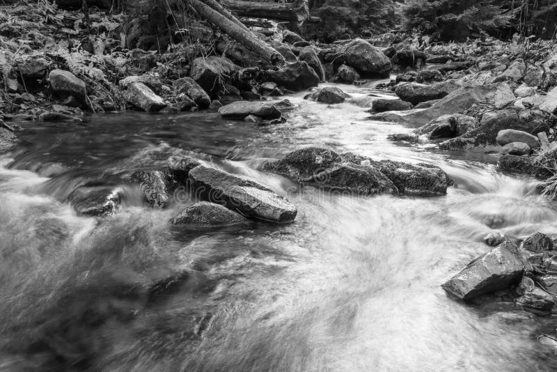 De rivier van de landschapsberg in de herfst bosmening van de steenachtige stroomversnelling De Zwart-witte foto van Peking, Chin stock foto's De rivier van de landschapsberg in de herfst bosmening van de steenachtige stroomversnelling De Zwart-witte foto van Peking, Chin stock foto's