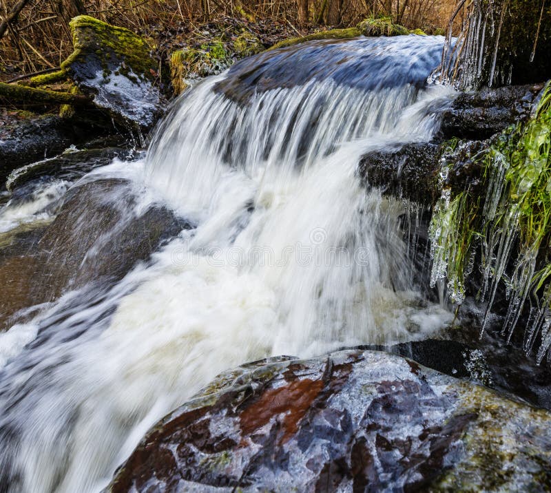 Lente rivier met ijs royalty-vrije stock foto