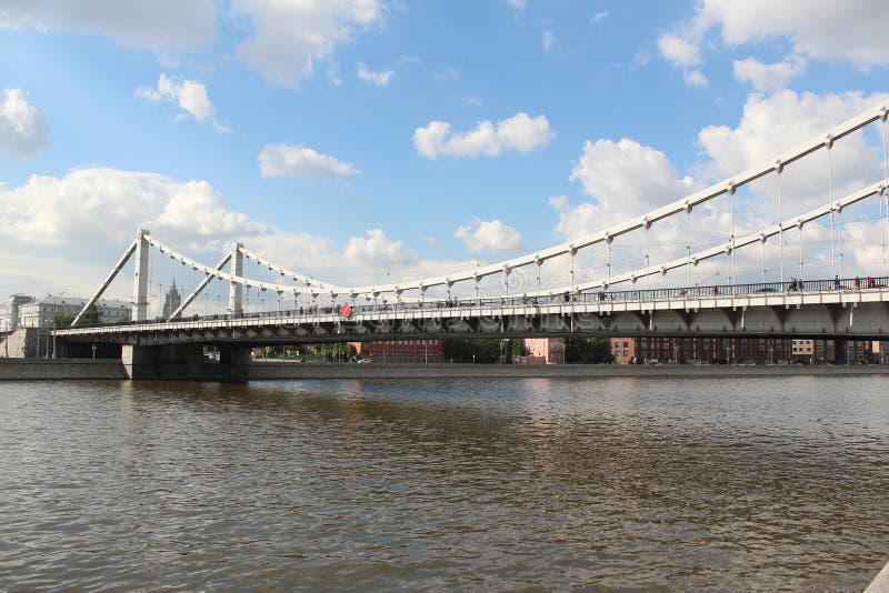De Rivier van Moskou en de Krimbrug stock afbeeldingen
