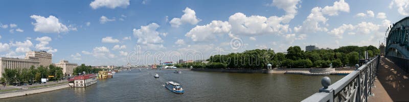 De rivier van Moskou - mening aan het centrum van stad stock foto De rivier van Moskou - mening aan het centrum van stad stock foto