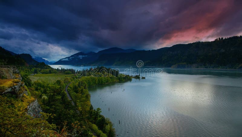 De Rivierkloof van Colombia in Hood River Oregon bij Zonsondergang met Kleurrijke Wolken