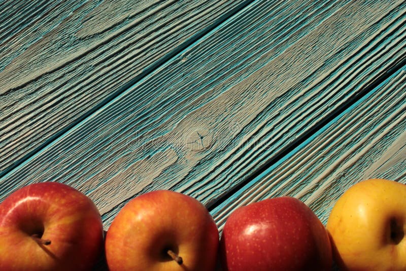 De rode appelen liggen op blauwe achtergrond royalty-vrije stock afbeelding De rode appelen liggen op blauwe achtergrond royalty-vrije stock afbeelding