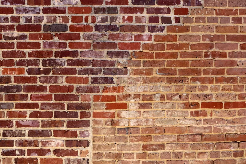 De rode baksteen grunge achtergrond met een gebied dat het openen was vulde met verschillende bakstenen in stock afbeeldingen De rode baksteen grunge achtergrond met een gebied dat het openen was vulde met verschillende bakstenen in stock afbeeldingen