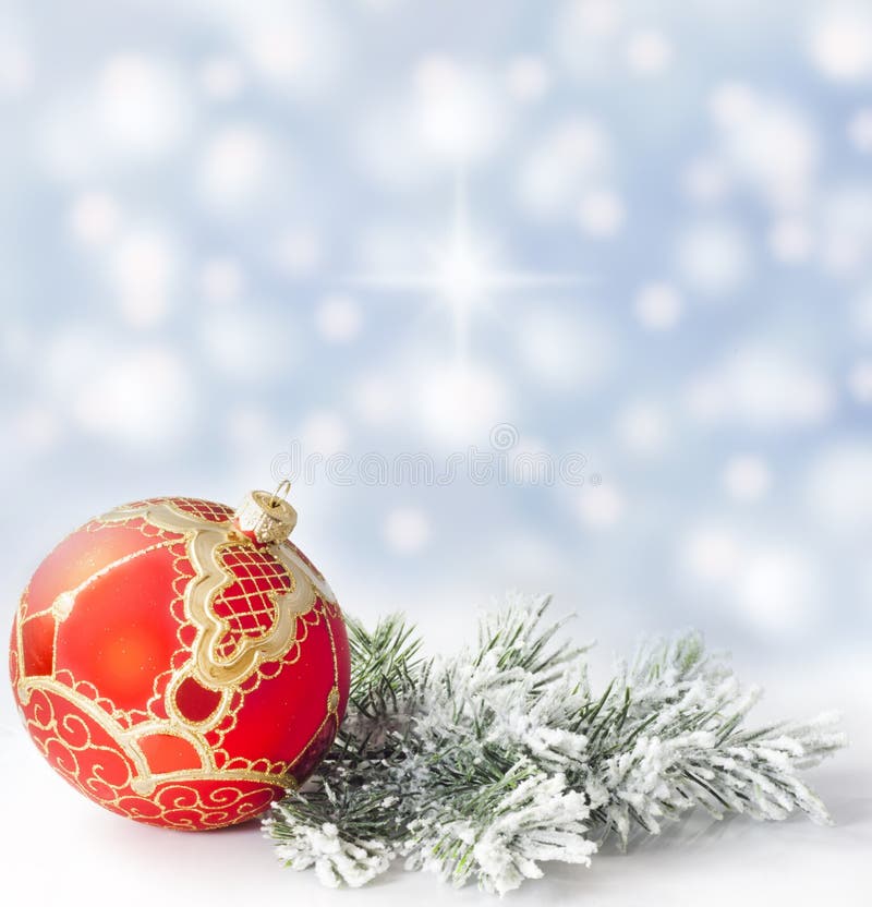 De rode bal van Kerstmis en sneeuwboom