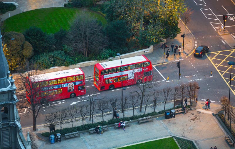 Download De Rode Bussen Van Londen Bij De Stad Van De Weg Van Londen Mening Neer Van Het Bureaublok Redactionele Stock Afbeelding - Afbeelding bestaande uit straat, zaken: 107706369