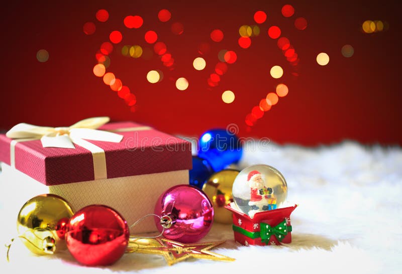 De rode doos van de Kerstmisgift en bokhe op achtergrond van defocused colo royalty-vrije stock foto's De rode doos van de Kerstmisgift en bokhe op achtergrond van defocused colo royalty-vrije stock foto's