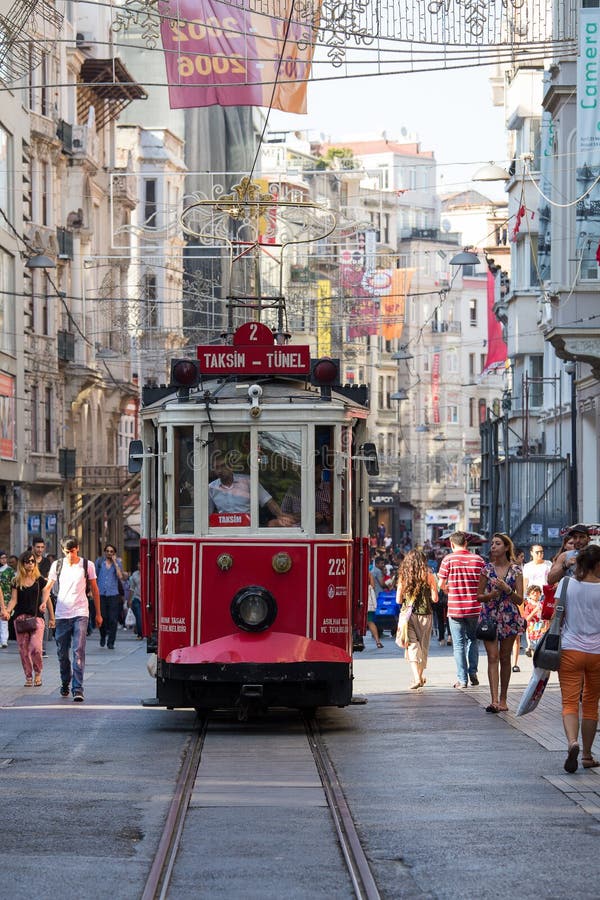 De rode Nostalgische Tram van Taksim Tunel op de istiklal straat Istanboel, Turkije stock afbeelding De rode Nostalgische Tram van Taksim Tunel op de istiklal straat Istanboel, Turkije stock afbeelding