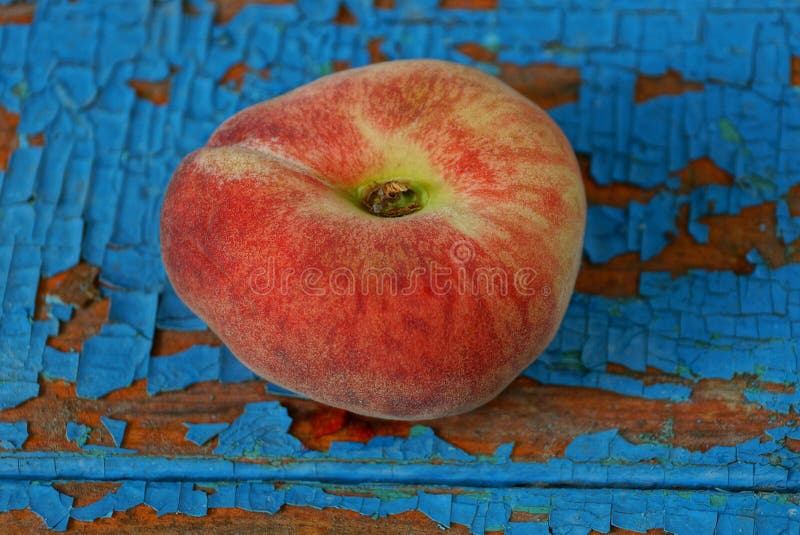 de rode rijpe fig.perzik ligt op een blauwe lijst royalty-vrije stock foto de rode rijpe fig.perzik ligt op een blauwe lijst royalty-vrije stock foto