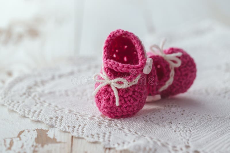 De rode schoenen van het jonge geitje royalty-vrije stock afbeelding De rode schoenen van het jonge geitje royalty-vrije stock afbeelding