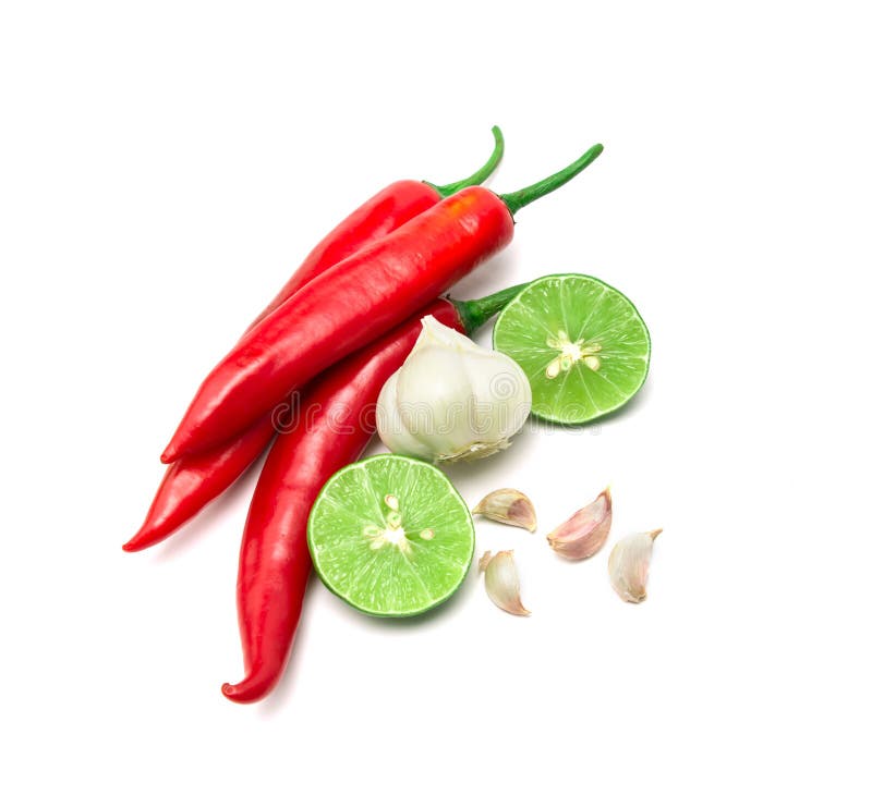 De rode Spaanse peper, knoflook en kalkcitroen schikt op witte achtergrond