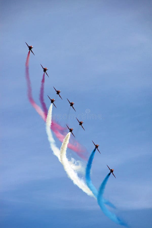 De rode vliegtuigen van de Luchtmacht van de Pijl R.A.F. aerobatic straal stock foto De rode vliegtuigen van de Luchtmacht van de Pijl R.A.F. aerobatic straal stock foto