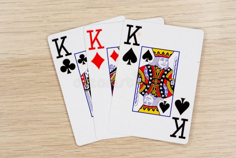 3 de rois aimables - casino jouant aux cartes de tisonnier images stock 3 de rois aimables - casino jouant aux cartes de tisonnier images stock