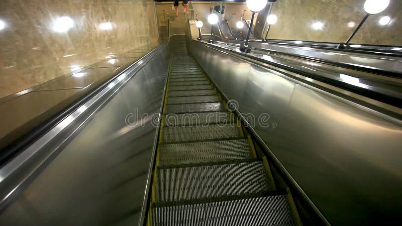 De roltrap vervoert neer forenzen aan metro