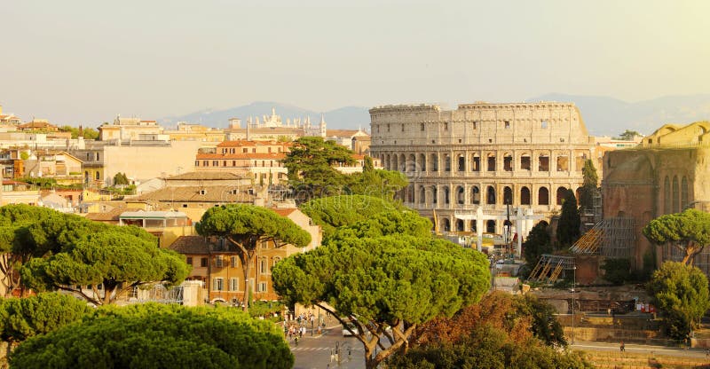 De Romeinse cityscape skyline met de kenmerken van het Oude Rome: Coliseum en Roman Forum beroemde reisbestemmingen van Italië