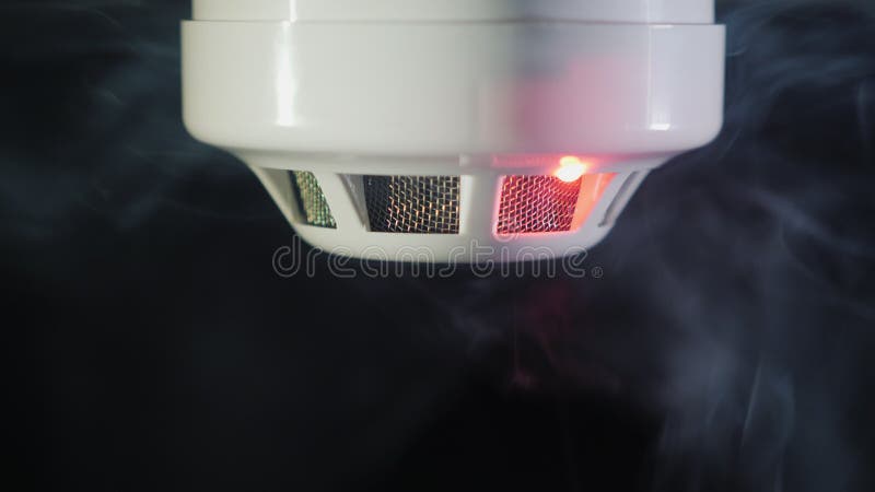 De rookdetector wordt omhoog teweeggebracht door een druppeltje van dum, de rode indicatorlichten royalty-vrije stock afbeelding De rookdetector wordt omhoog teweeggebracht door een druppeltje van dum, de rode indicatorlichten royalty-vrije stock afbeelding