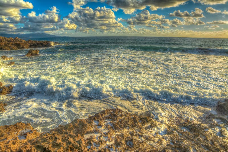 Download De Rotsachtige Kust Van Le Bombarde In Hdr Stock Afbeelding - Afbeelding bestaande uit eiland, waterkant: 54081599
