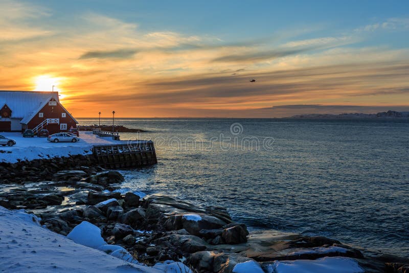 De rotsachtige kustlijn van de Nuukstad in sneeuw, de oude van de overzeese mening havenzonsondergang, G stock foto's De rotsachtige kustlijn van de Nuukstad in sneeuw, de oude van de overzeese mening havenzonsondergang, G stock foto's