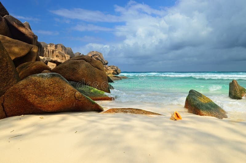 De rotsachtige stranden van het graniet op de eilanden van Seychellen royalty-vrije stock foto's De rotsachtige stranden van het graniet op de eilanden van Seychellen royalty-vrije stock foto's