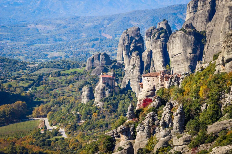 De rotsachtige tempel Christian Orthodox complex van Meteora is één van de belangrijkste aantrekkelijkheden van het noorden van G stock foto De rotsachtige tempel Christian Orthodox complex van Meteora is één van de belangrijkste aantrekkelijkheden van het noorden van G stock foto