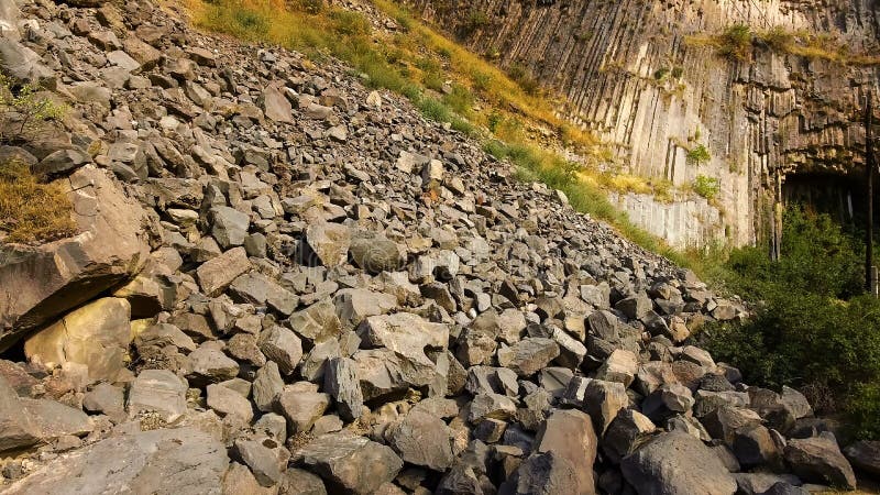 De de rotsdia's en stenen verspreidden zich over heuvels, risico van modderstroom, de geologiewetenschap stock afbeeldingen De de rotsdia's en stenen verspreidden zich over heuvels, risico van modderstroom, de geologiewetenschap stock afbeeldingen
