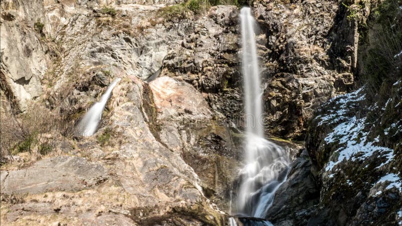 De Rotsen van de watervaldekking Mounatins Timelapse 4k