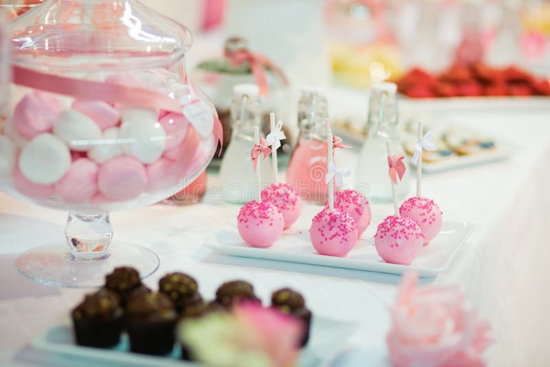 De roze cake knalt op een dessertlijst royalty-vrije stock fotografie De roze cake knalt op een dessertlijst royalty-vrije stock fotografie
