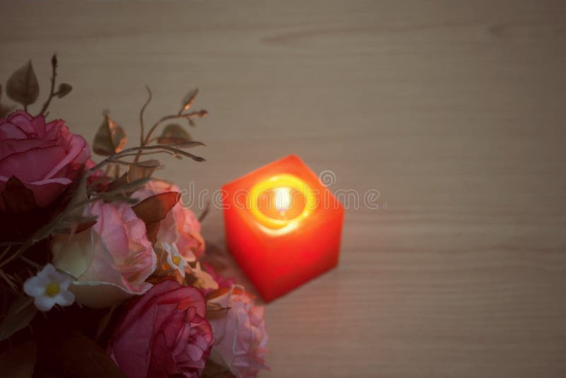 De roze rozen van Valentine met vlammende kaars royalty-vrije stock afbeelding De roze rozen van Valentine met vlammende kaars royalty-vrije stock afbeelding