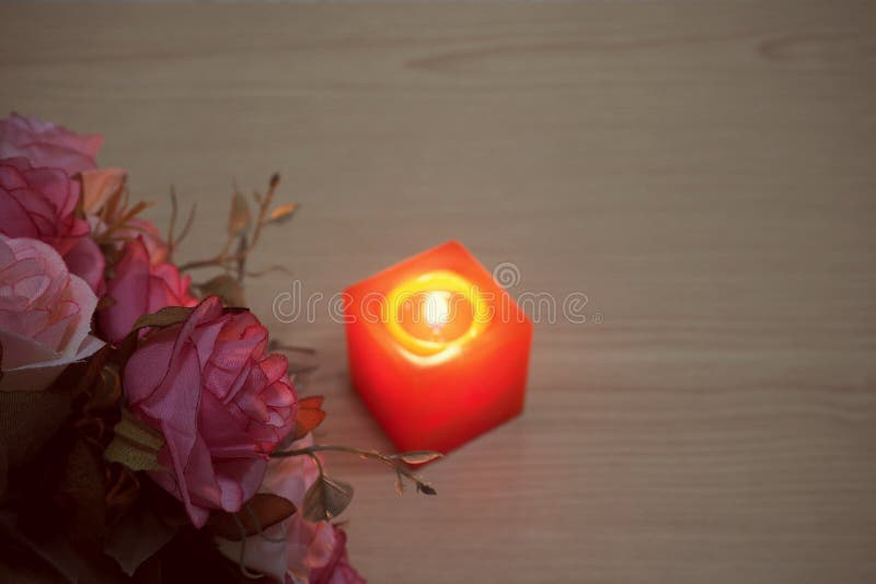 De roze rozen van Valentine met vlammende kaars royalty-vrije stock afbeeldingen De roze rozen van Valentine met vlammende kaars royalty-vrije stock afbeeldingen