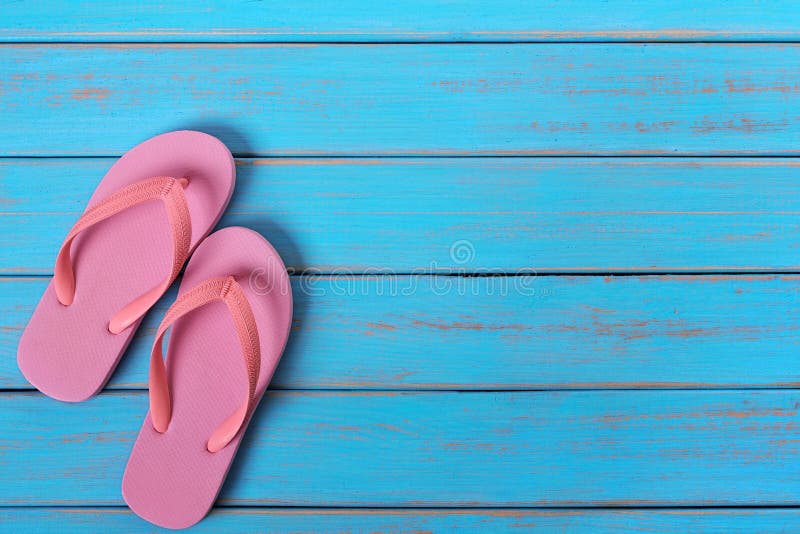 De roze van het de zomerstrand van wipschakelaarsandals oude houten achtergrond schilderde blauw stock afbeelding De roze van het de zomerstrand van wipschakelaarsandals oude houten achtergrond schilderde blauw stock afbeelding