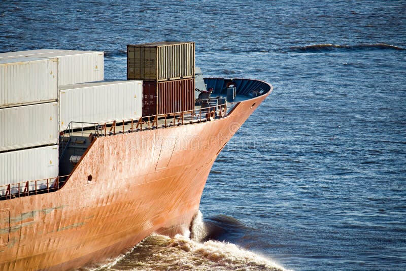 De rubriek van het het schipvrachtschip van de container uit aan overzees royalty-vrije stock afbeeldingen De rubriek van het het schipvrachtschip van de container uit aan overzees royalty-vrije stock afbeeldingen