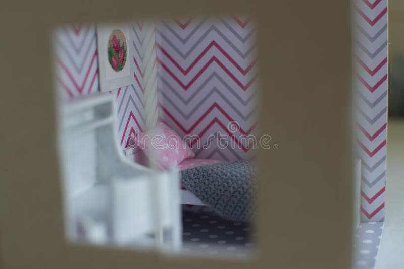De ruimte van het Roomboxmeisje op kleinschaliger stock afbeeldingen De ruimte van het Roomboxmeisje op kleinschaliger stock afbeeldingen