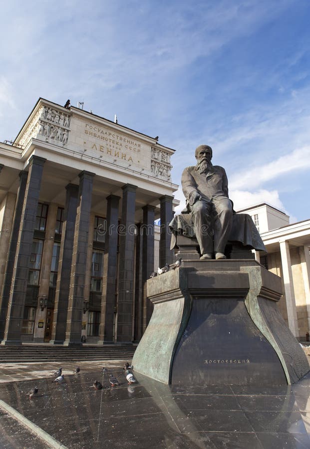 De Russische Bibliotheek van de Staat (Bibliotheeknaam van Lenin) en een monument van Russische schrijver Dostoievsky, in Moskou stock fotografie De Russische Bibliotheek van de Staat (Bibliotheeknaam van Lenin) en een monument van Russische schrijver Dostoievsky, in Moskou stock fotografie