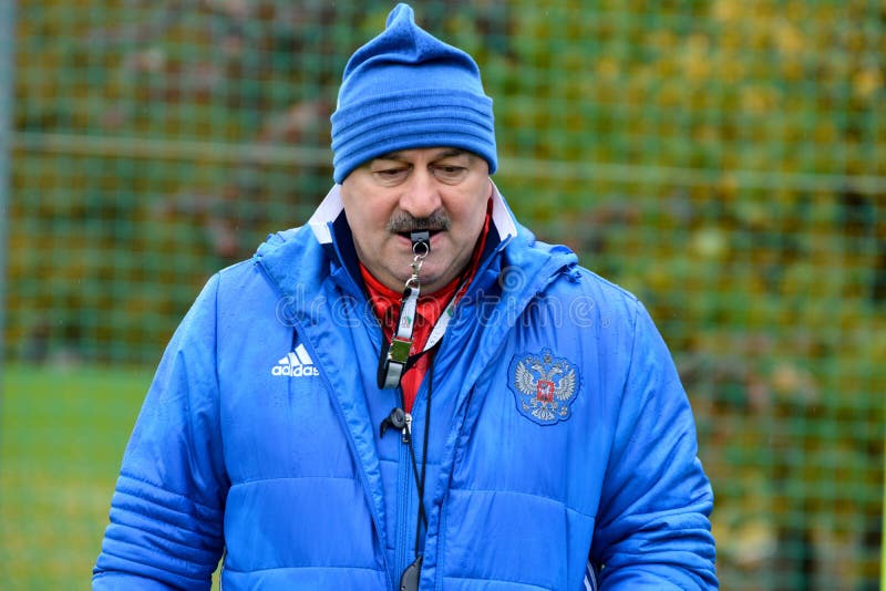 De Russische internationale manager Stanislav Cherchesov van het voetbalteam royalty-vrije stock afbeeldingen De Russische internationale manager Stanislav Cherchesov van het voetbalteam royalty-vrije stock afbeeldingen