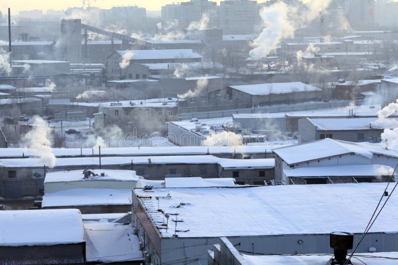 De Russische kleine stad van het de winterlandschap stock afbeelding De Russische kleine stad van het de winterlandschap stock afbeelding