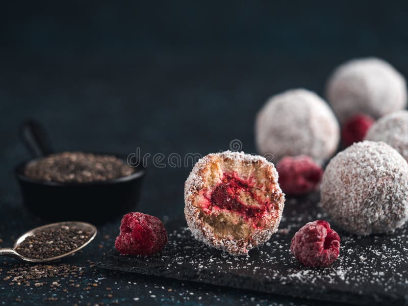 De ruwe ballen van de lamingtonzaligheid met de jam van frambozenchia stock foto De ruwe ballen van de lamingtonzaligheid met de jam van frambozenchia stock foto