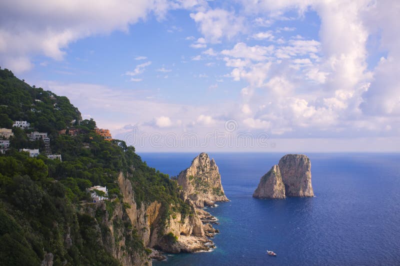 De ruwe Mening van de Kustlijn, Capri Italië royalty-vrije stock afbeeldingen De ruwe Mening van de Kustlijn, Capri Italië royalty-vrije stock afbeeldingen