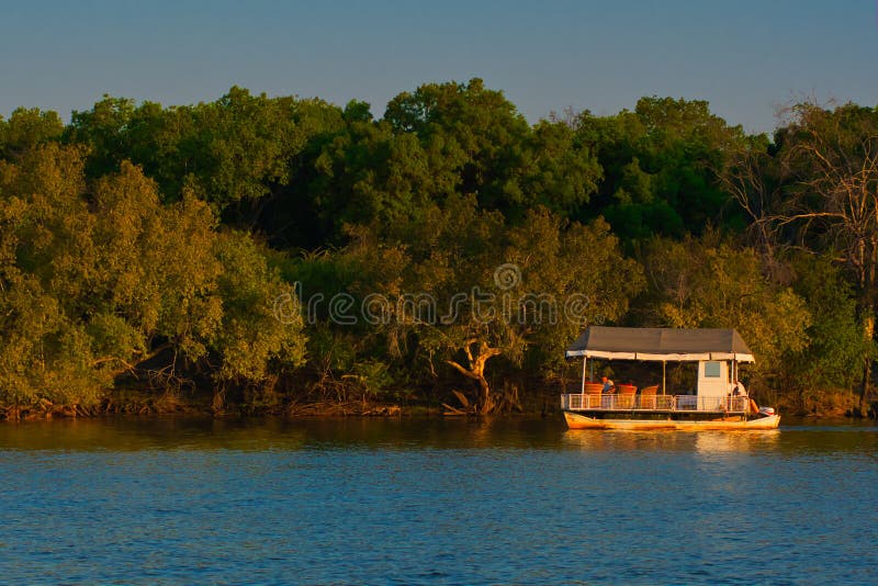 De safari verscheept kruisende Zambezi rivier stock afbeeldingen De safari verscheept kruisende Zambezi rivier stock afbeeldingen