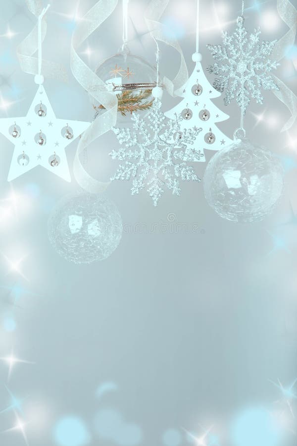 De samenstelling van Kerstmis Nette takken, Kerstmisboom, de vakantiebal van het Kerstmis roze decor met lint op witte achtergron royalty-vrije stock afbeeldingen De samenstelling van Kerstmis Nette takken, Kerstmisboom, de vakantiebal van het Kerstmis roze decor met lint op witte achtergron royalty-vrije stock afbeeldingen