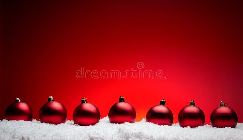 De samenstellingsballen van het Kerstmis nieuwe jaar met rode backgro van de sneeuwlijn stock afbeeldingen De samenstellingsballen van het Kerstmis nieuwe jaar met rode backgro van de sneeuwlijn stock afbeeldingen