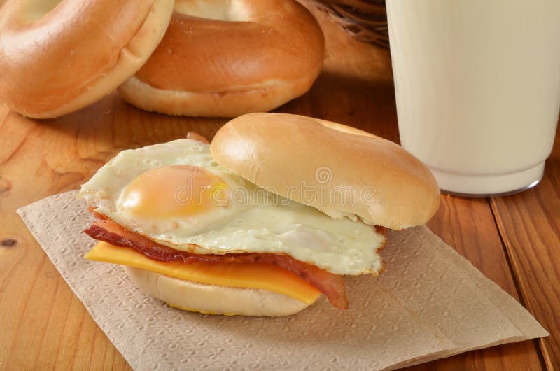 De Sandwich van het bacon en van het Ei stock afbeeldingen De Sandwich van het bacon en van het Ei stock afbeeldingen
