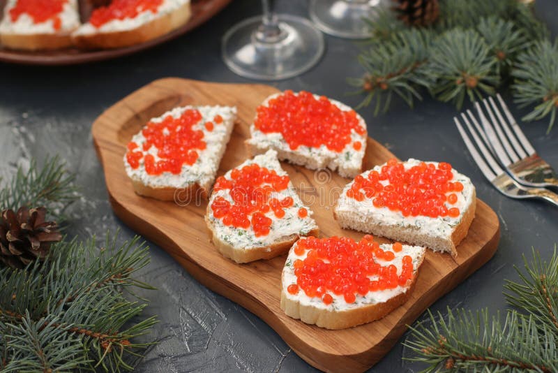 De sandwiches met rode kaviaar worden gevestigd op een houten raad royalty-vrije stock afbeeldingen De sandwiches met rode kaviaar worden gevestigd op een houten raad royalty-vrije stock afbeeldingen