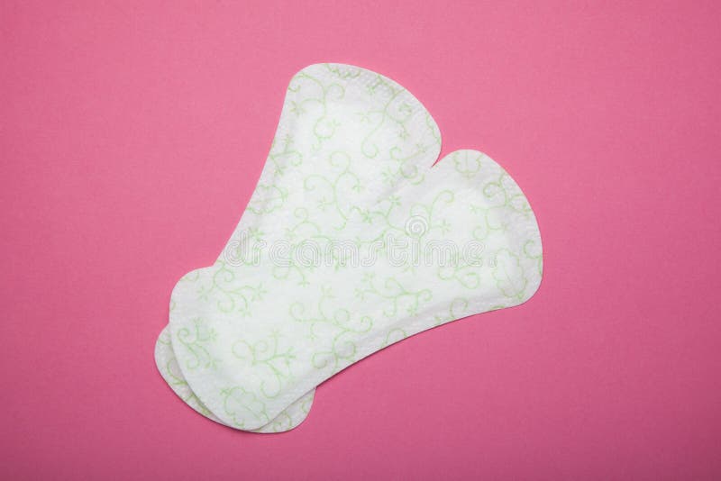 De sanitära blocken, servett på rosa bakgrund fotografering för bildbyråer De sanitära blocken, servett på rosa bakgrund fotografering för bildbyråer