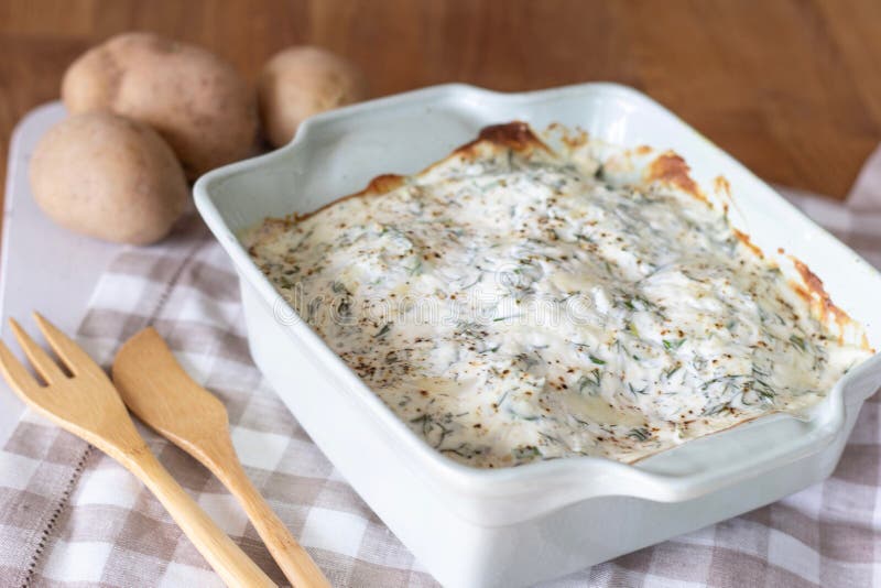 De saus en de kruiden van de aardappel in de schilkaas royalty-vrije stock afbeelding De saus en de kruiden van de aardappel in de schilkaas royalty-vrije stock afbeelding