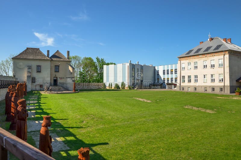 De Schatkamer Skarbczyk en een school, naast de bouw van het koninklijke kasteel, Szydlow, Polen royalty-vrije stock foto De Schatkamer Skarbczyk en een school, naast de bouw van het koninklijke kasteel, Szydlow, Polen royalty-vrije stock foto