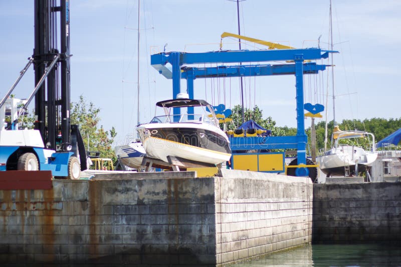 De scheepswerfindustrie, schip de bouwschip op drijvend droogdok binnen stock foto De scheepswerfindustrie, schip de bouwschip op drijvend droogdok binnen stock foto