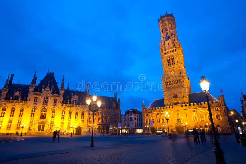 De Schemering van Brugge van de Klokketoren van het Gerechtsgebouw van Markt van Grote royalty-vrije stock fotografie De Schemering van Brugge van de Klokketoren van het Gerechtsgebouw van Markt van Grote royalty-vrije stock fotografie