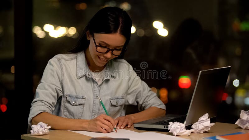 De schetsen van de de tekeningskleding van de manierontwerper, volledig van inspiratie en creativiteit royalty-vrije stock afbeeldingen De schetsen van de de tekeningskleding van de manierontwerper, volledig van inspiratie en creativiteit royalty-vrije stock afbeeldingen