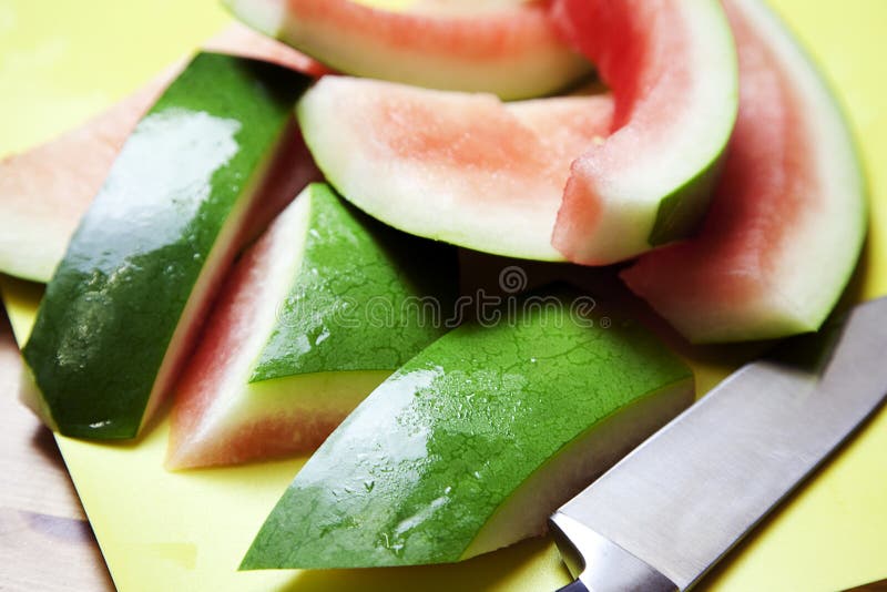 De Schil van de watermeloen op een scherpe mat
