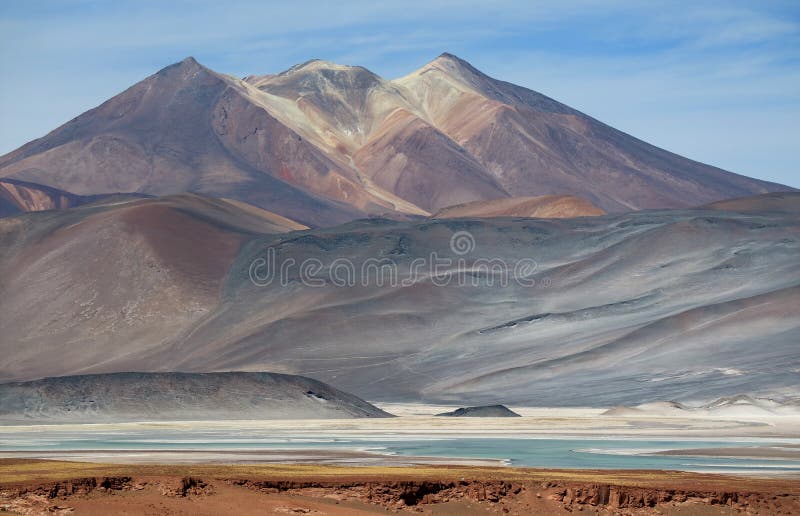 De Schilderachtige Cerro Medano Berg met Salar de Talar Salt Lake in de Voorgrond, Atacama-woestijn, Chili stock fotografie De Schilderachtige Cerro Medano Berg met Salar de Talar Salt Lake in de Voorgrond, Atacama-woestijn, Chili stock fotografie